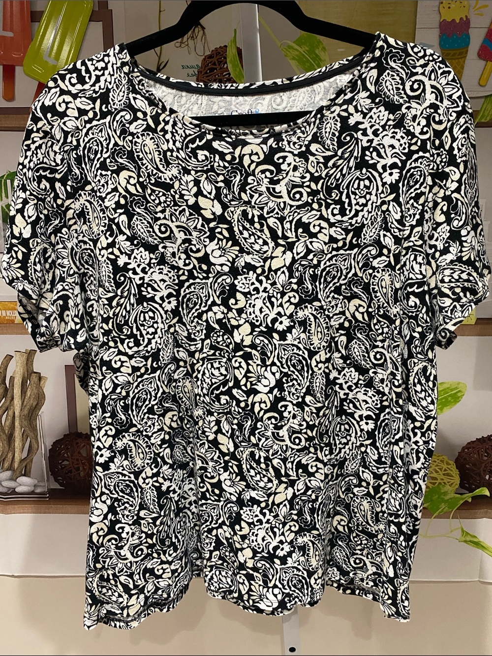 croft & barrow Black and White Paisley Short Sleeve Tee XXL. Ptp 25